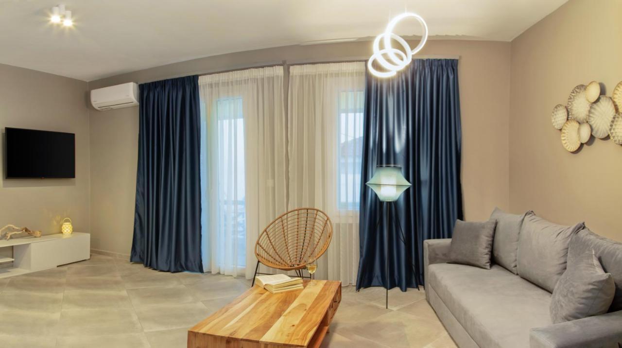 Corali Suites Andros Batsíon Exterior photo